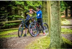 Frog Bikes Frog Mtb 62 Harmaa Metallic/Neonsininen 11 Frog Bikes Frog Mtb 62 Harmaa Metallic/Neonsininen -Trek Myyntikauppa blue red 2 1 1