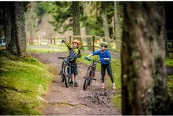 Frog Bikes Frog Mtb 62 Harmaa Metallic/Neonsininen 10 Frog Bikes Frog Mtb 62 Harmaa Metallic/Neonsininen -Trek Myyntikauppa blue red 1 1